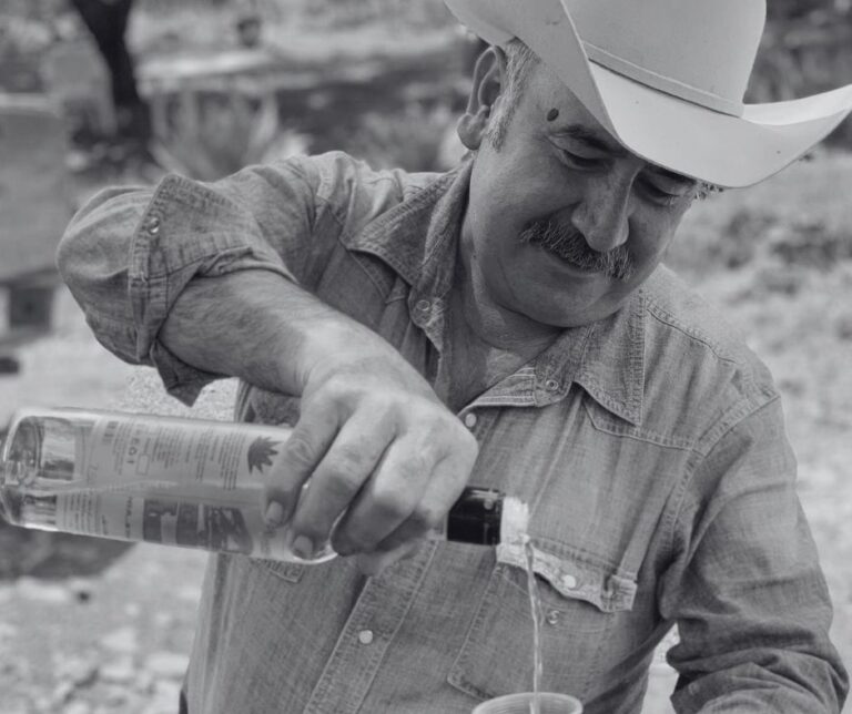 Cansados de inseguridad y extorsiones, mezcaleros de Michoacán salen a las calles a protestar