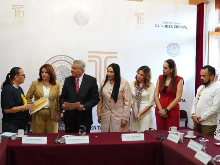 Recibe 76 Legislatura propuesta de iniciativa de manos de colectivo de periodistas