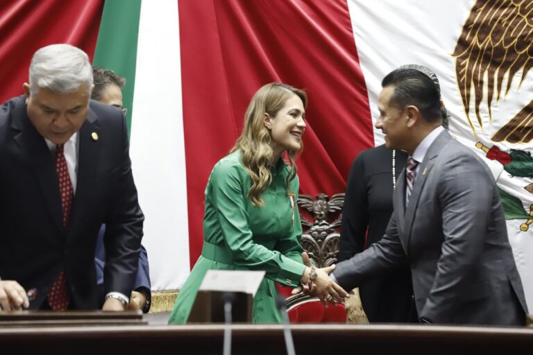 Congreso del Estado entrega Condecoración Melchor Ocampo al Colegio de Notarios de Michoacán