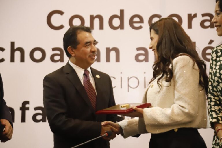 Entrega 76 Legislatura Medalla al Mérito Docente 2025 al doctor Rafael Lara Hernández