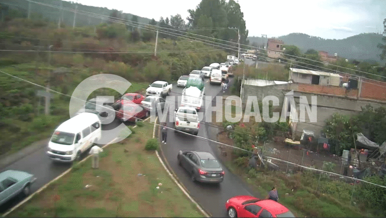 Bloquean transportistas vialidades de Pátzcuaro y Autopista Siglo XXI por desaparición de compañero