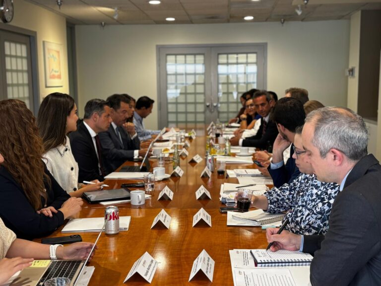 Delegación mexicana llega a USA para impedir aprobación de impuesto a remesas en Senado estadounidense